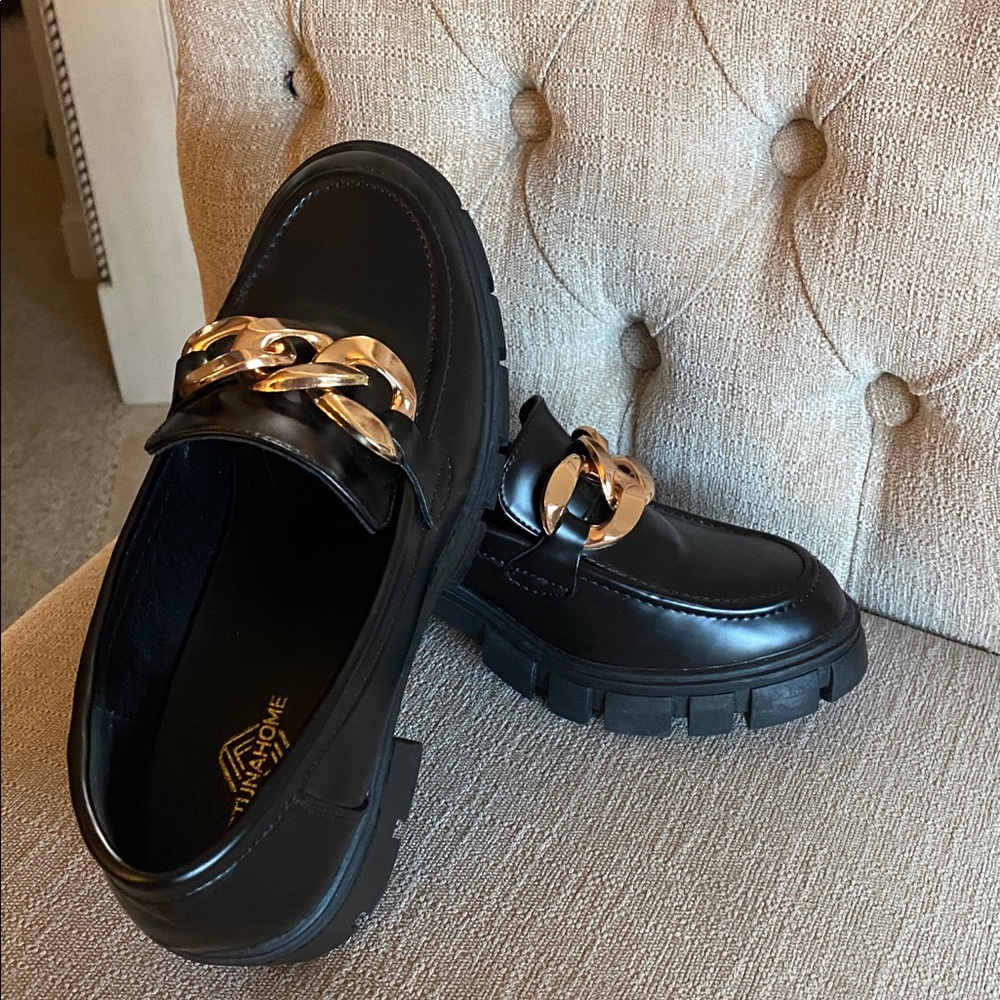 Black Platform Ladies NWOT Black Chunky Loafers with Gold Chain / Size 7